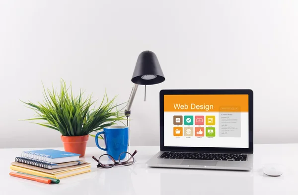 Laptop com web design na tela — Fotografia de Stock
