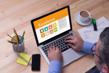 Dizüstü bilgisayarda çalışan adam