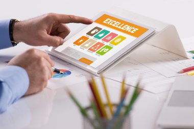 Dijital tablet üzerinde çalışan iş adamı