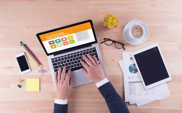 Masanın üzerinde çalışan iş adamı