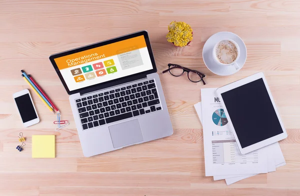 Operasyon Yönetimi metin üstünde perde ile dizüstü bilgisayar