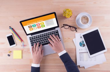 laptop ile artırın Satış metin üstünde perde