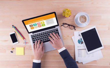 Masanın üzerinde çalışan iş adamı