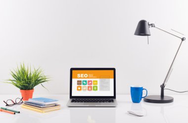 seo metin üstünde perde ile dizüstü bilgisayar