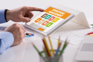 Dijital tablet üzerinde çalışan iş adamı