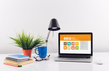 seo metin üstünde perde ile dizüstü bilgisayar