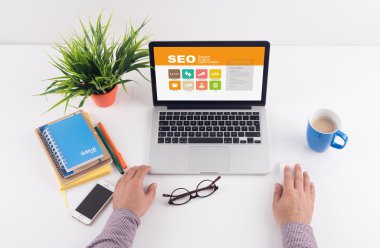 seo metin üstünde perde ile dizüstü bilgisayar