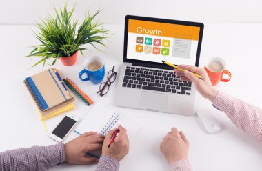 büyüme metin üstünde perde ile dizüstü bilgisayar