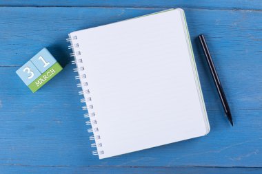 Küp takvim ve dizüstü