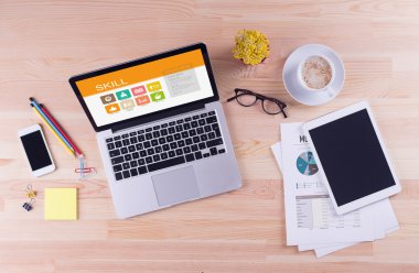 Beceri metin üstünde perde ile dizüstü bilgisayar