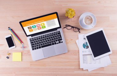 internet pazarlama metin üstünde perde ile dizüstü bilgisayar