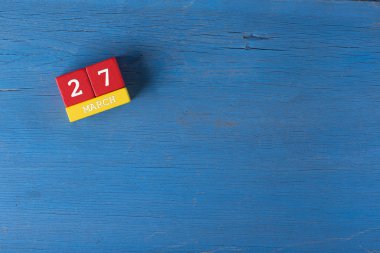 Ahşap yüzey üzerinde küp takvim