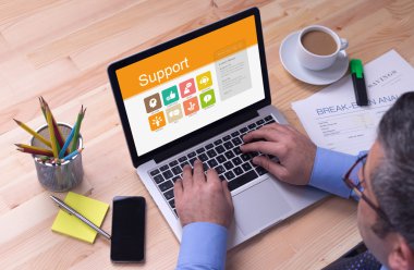 destek metin üstünde perde ile dizüstü bilgisayar