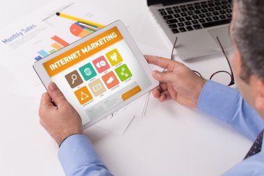 Dijital tablet üzerinde çalışan iş adamı