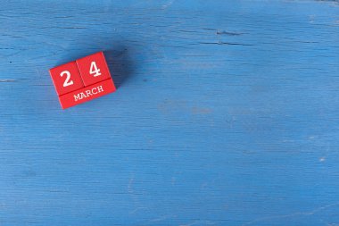 Ahşap yüzey üzerinde küp takvim