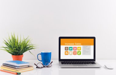 laptop ile artırın Satış metin üstünde perde