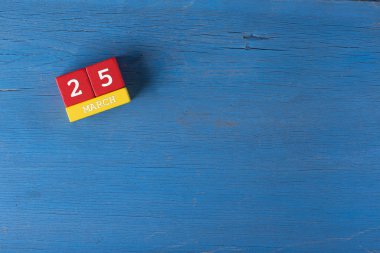 Ahşap yüzey üzerinde küp takvim