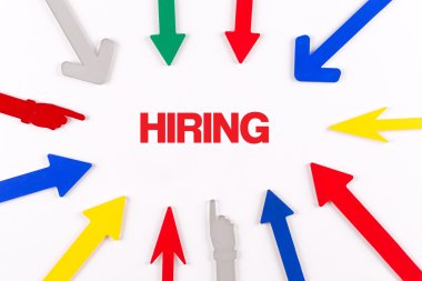 Renkli oklar merkeze gösterilen