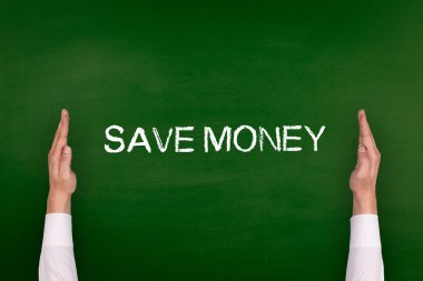 Yazı tahtası üzerinde gösterilen eller