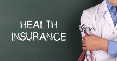 Yazı tahtası önünde ayakta doktor