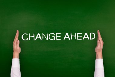 Yazı tahtası üzerinde gösterilen eller