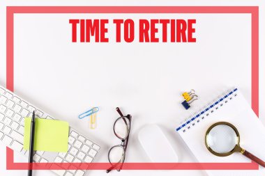 Masa üzerinde çeşitli ofis, banka donatımı