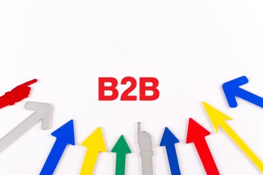 Renkli oklar merkeze gösterilen