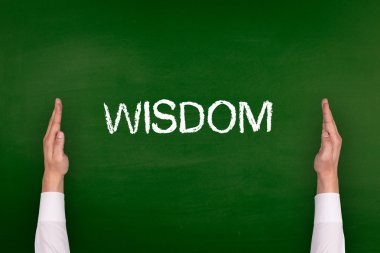 Yazı tahtası üzerinde gösterilen eller