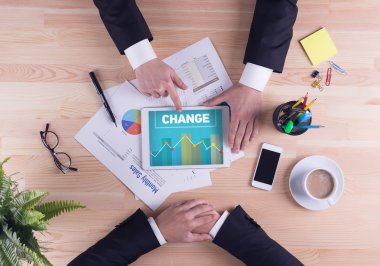 Dijital tablet üzerinde işaret eden işadamı