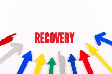 Renkli oklar merkeze gösterilen