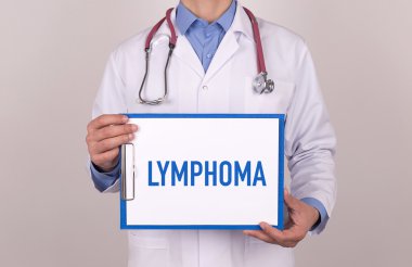 Ayakta ve Pano tutan doktor