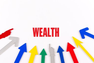 Renkli oklar merkeze gösterilen