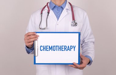 Ayakta ve Pano tutan doktor