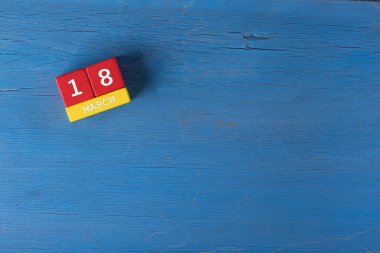 Ahşap yüzey üzerinde küp takvim