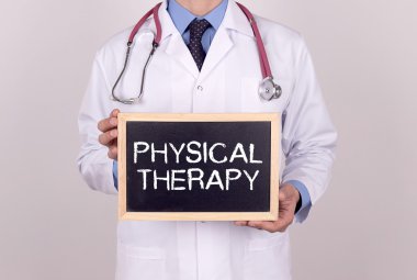Mini yazı tahtası tutan doktor