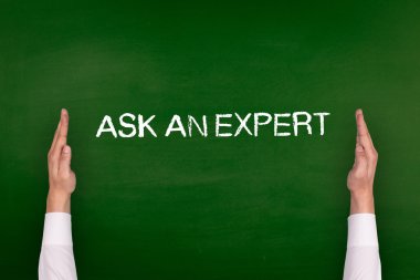 Yazı tahtası üzerinde gösterilen eller