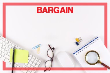 Masa üzerinde çeşitli ofis, banka donatımı