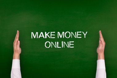 Yazı tahtası üzerinde gösterilen eller