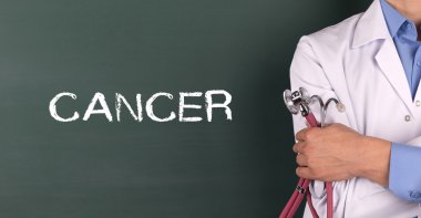 Yazı tahtası önünde ayakta doktor
