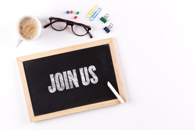 Kara tahta kahve fincanı ile