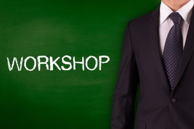 Blackboard karşı ayakta işadamı