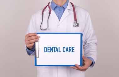 Ayakta ve Pano tutan doktor