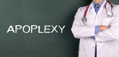 Yazı tahtası önünde ayakta doktor