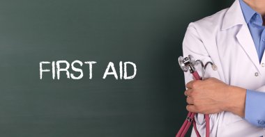 Yazı tahtası önünde ayakta doktor