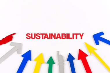 Renkli oklar merkeze gösterilen