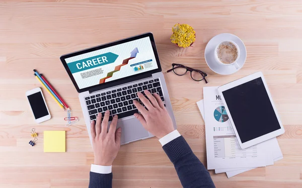 Geschäftsmann arbeitet am Schreibtisch — Stockfoto