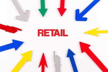 Renkli oklar merkeze gösterilen