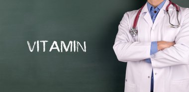 Yazı tahtası önünde ayakta doktor