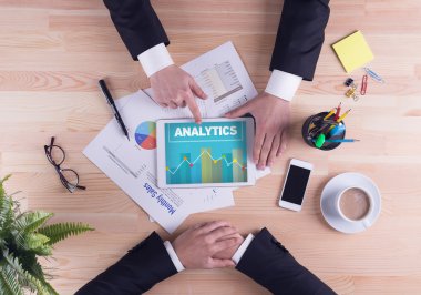 Dijital tablet üzerinde işaret eden işadamı