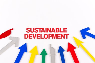 Renkli oklar merkeze gösterilen